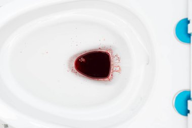 Basur kaynaklı kan ya da sifondaki regl. Hemoroidler yüzünden kanayan taburelerden sonra sifonu temiz. Basur kaynaklı kan ya da sifondaki regl..