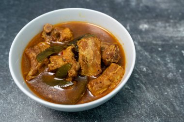 Baharatlı Pork Curry, Tayland 'ın güney bölgesinden yerel bir yiyecek.