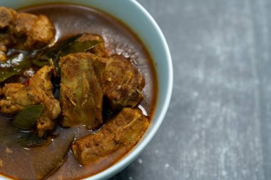Baharatlı Pork Curry, Tayland 'ın güney bölgesinden yerel bir yiyecek.
