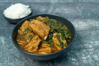 Baharatlı domuz eti körisi, betel yapraklı ve pilavlı. Güney Tayland 'dan yerel bir yemek..