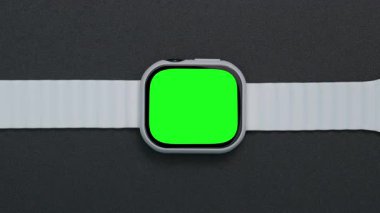 Siyah arkaplanda yeşil ekranlı akıllı saat.