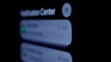 Yakın plan, Siyah cep telefonu ekranı çeşitli uyarılar gösterir.