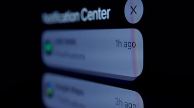Yakın plan, Siyah cep telefonu ekranı çeşitli uyarılar gösterir.