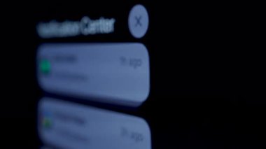 Yakın plan, Siyah cep telefonu ekranı çeşitli uyarılar gösterir.