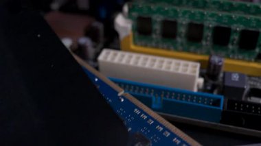 Elektronik atık yönetimi. Anakart, bilgisayar, akıllı telefon, cep telefonu gibi çeşitli elektronik atık.