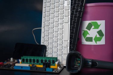 Elektronik atık yönetimi. Anakart, bilgisayar, akıllı telefon, cep telefonu elektrikli cihaz, Dünya Çevre Günü gibi çeşitli elektronik atık