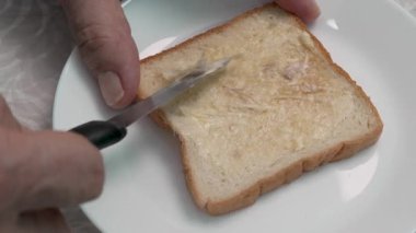 Elektrikli fırında pişirmeden önce sarımsaklı ekmek dilimleri..