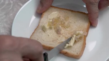 Elektrikli fırında pişirmeden önce sarımsaklı ekmek dilimleri..