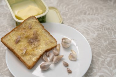 Elektrikli fırında pişirmeden önce sarımsaklı ekmek dilimleri..