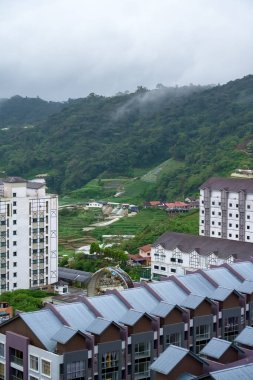 Cameron Highland dağlık bir dağ köyü ve dağ manzaralı bir pansiyon ve apartman dairesi mimarisi. Dağlık alanda sisli bir çiftlik.