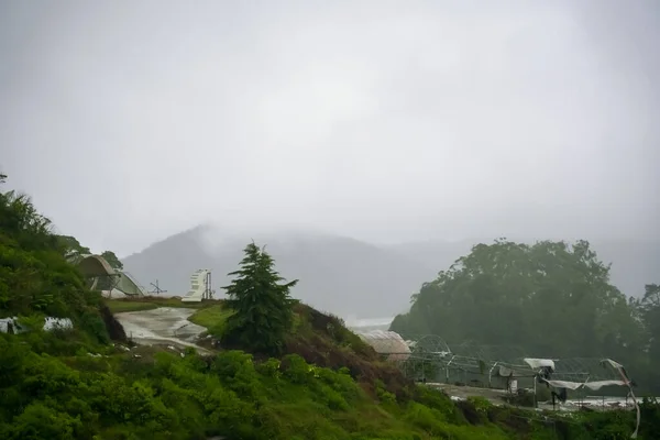 云雾笼罩着一片茂密的热带雨林 放弃了被雾覆盖的山脉破碎的温室 早上在多雾的山上的乡间道路 — 图库照片