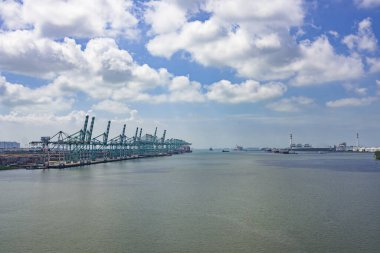 Liman kargo vinçleri liman ekipmanları, endüstriyel iskele vinci, lojistik işi büyük vinçler ve konteynırlar, endüstriyel vinçli kargo yük gemisi, kargo limanı