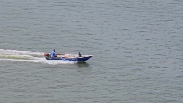 在海面航行的渔船 航海家号在海面上发射超高速艇 浪头很小 快艇在水面上移动 — 图库视频影像