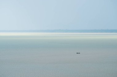 Okyanustaki küçük bir balıkçı teknesinin havadan görünüşü. Mavi denizde bir gemi