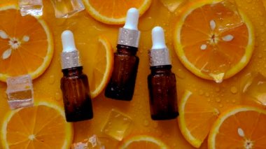 Şişe içindeki esas narenciye yağı. Seçici odaklanma. Spa.