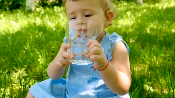 Dziecko Pije Wodę Szklanki Wybiórcze Skupienie Dzieciaku — Wideo stockowe