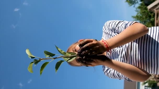 Çocuk Bahçeye Bir Bitki Ekiyor Seçici Odaklanma Doğa — Stok video