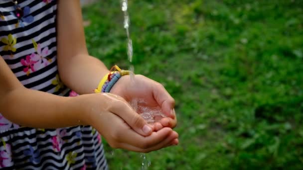 Água Criança Flui Para Mãos Foco Seletivo Pessoas — Vídeo de Stock