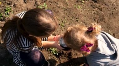 Çocuk toprağı bir büyüteçle inceliyor. Seçici odaklanma. Çocuk.