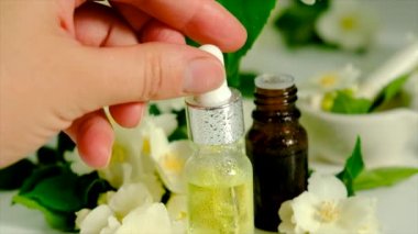 Şişede yasemin yağı var. Seçici odaklanma. Spa.