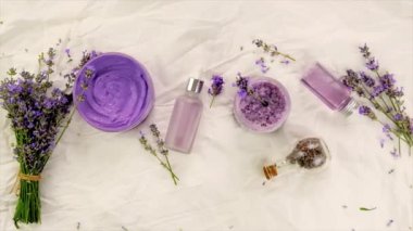 Lavanta yağı ve kozmetik ürünleri. Seçici odaklanma. Spa.