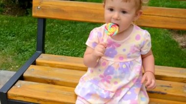 Çocuk bir lolipop şekeri yiyor. Seçici odaklanma. çocuk.