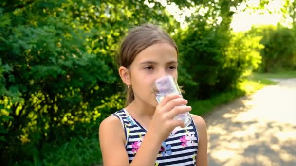 Criança Bebe Água Copo Foco Seletivo Miúdo — Vídeo de Stock