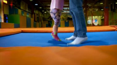 Çocuk ve babası trambolinde zıplıyorlar. Seçici odaklanma. Çocuk.