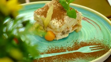 Tabakta tiramisu keki. Seçici odaklanma. Yiyecek..
