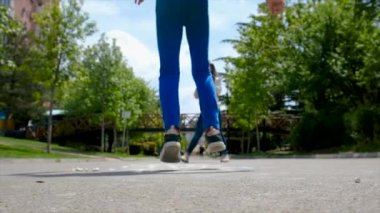 Çocuklar asfaltta seksek oynarlar. Seçici odaklanma. Çocuk.