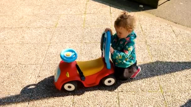 Κορίτσι Παιδί Παίζει Ένα Μεγάλο Αυτοκίνητο Παιχνίδι Επιλεκτική Εστίαση Παιδί — Αρχείο Βίντεο