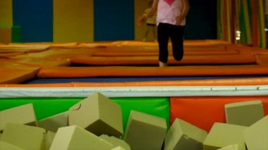 Çocuklar oyunda oynar. Seçici odaklanma. Çal.