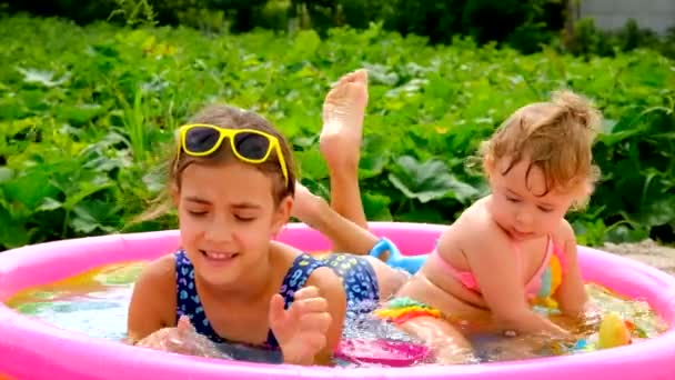 Crianças Brincam Piscina Verão Foco Seletivo Miúdo — Vídeo de Stock