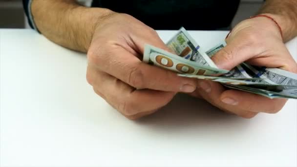 Человек Считает Доллары Своих Руках Выборочный Фокус Люди — стоковое видео