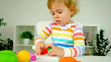 Çocuk mutfakta oynuyor ve yemek için hazırlanıyor. Seçici odaklanma. Çocuk.