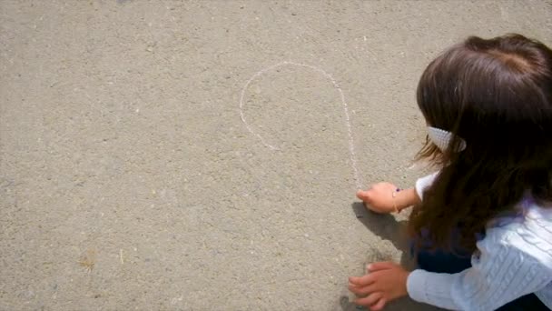 Criança Desenha Com Giz Pavimento Foco Seletivo Miúdo — Vídeo de Stock