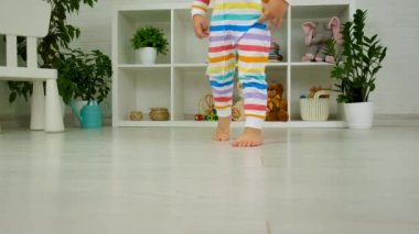 Bebek ayakları odada dolaşıyor. Seçici odaklanma. Çocuk.