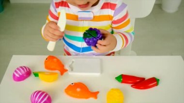 Çocuk mutfakta oynuyor ve yemek için hazırlanıyor. Seçici odaklanma. Çocuk.