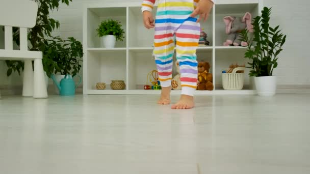 赤ん坊の足が部屋の周りを歩く 選択的フォーカス キッド — ストック動画