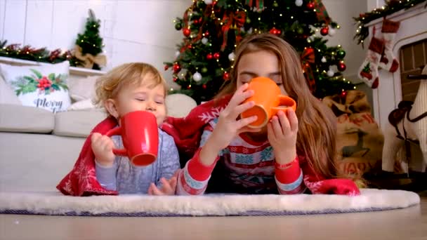 Dzieci Piją Herbatę Przy Choince Wybiórcze Skupienie Dzieciaku — Wideo stockowe