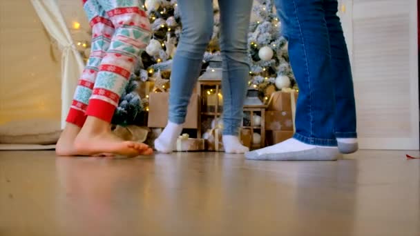 Rodinné Nohy Vánočního Stromku Selektivní Soustředění Nohy — Stock video