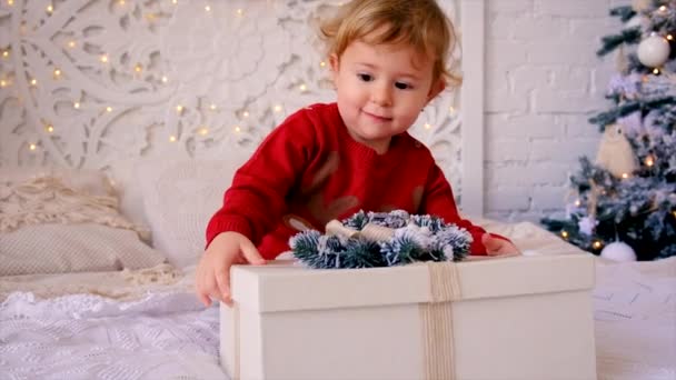 Bambino Apre Regalo Natale Concentrazione Selettiva Ragazzo — Video Stock