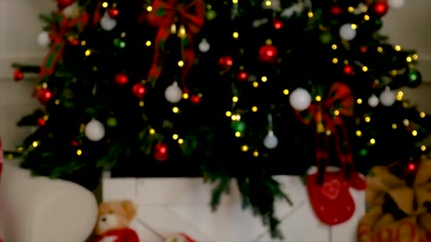 Ζευγάρι Σαμπάνιας Στο Φόντο Του Χριστουγεννιάτικου Δέντρου Επιλεκτική Εστίαση Διακοπές — Αρχείο Βίντεο