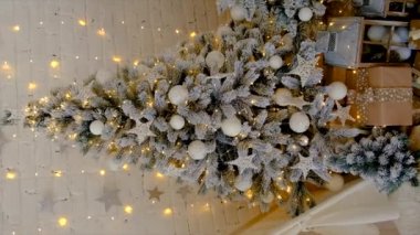 Parlak renklerde güzel bir Noel ağacı. Seçici odaklanma. Tatil.