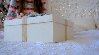 Bir çocuk Noel hediyesini açar. Seçici odaklanma. Çocuk.