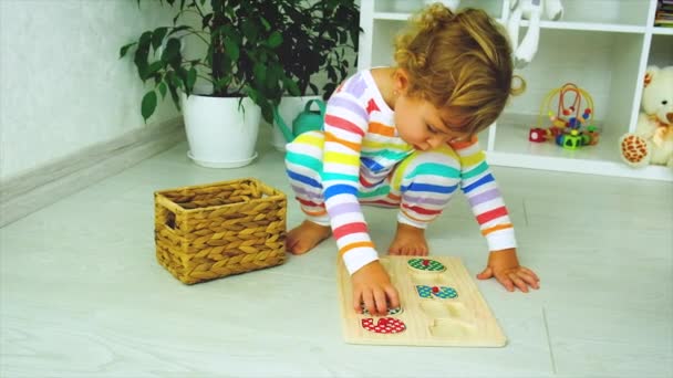 孩子在家里学习数字游戏 有选择的重点 — 图库视频影像