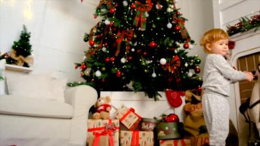 Çocuklar Noel ağacının altında oynuyorlar. Seçici odaklanma. Çocuk.