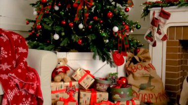 Ağacın altında bir sürü hediye var. Seçici odaklanma. Mutlu.