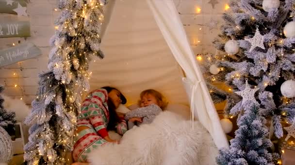 Παιδικό Δωμάτιο Παιδιά Παίζουν Χριστουγεννιάτικα Στολίδια Στο Σπίτι Επιλεκτική Εστίαση — Αρχείο Βίντεο