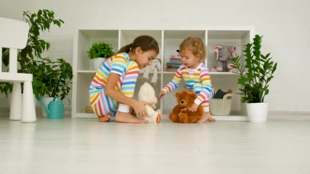 Irmã Criança Brinca Com Brinquedos Ursos Pelúcia Foco Seletivo Miúdo — Vídeo de Stock